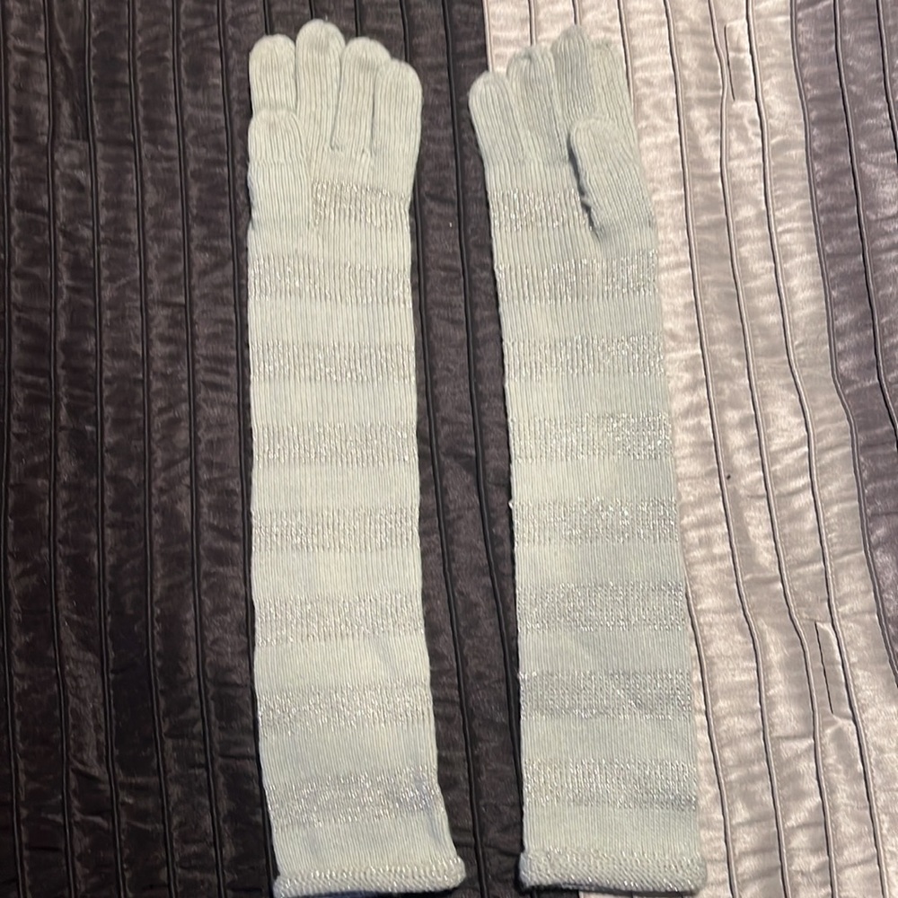 mark. hat and gloves - Picture 4 of 4